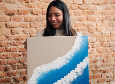 chica creando arte texturizado estilo océano en taller creativo en MadridI’m