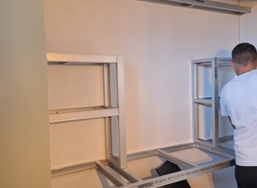 Installation d'étagères sur mesure, rail, placo