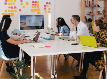 Mujer realizando consultoría exponiendo a un grupo de emprendedores  en una oficina