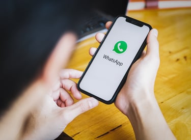 celular con la aplicacion de whatsapp abierta