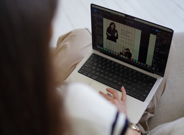 moteris kurianti reklamą verslui