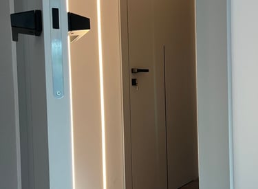 Eleganckie drzwi z czarną klamką. Drzwi Porta. Drzwi w kolorze kaszmir..