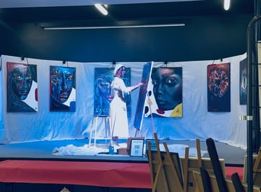 Artiste peintre en performance live sur scène en Bourgogne-Franche-Comté devant ses grandes œuvres originales