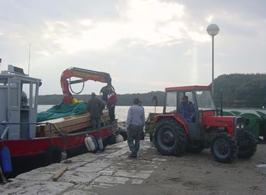 Desembarque do material de construção em Susak, Croácia