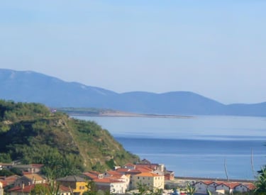 Vista da ruina em Susak, Croácia