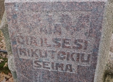 Klaida ilsesi ir 1953 m ant antkapio postamento