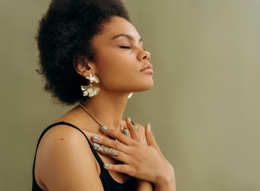 Une femme qui ferme les yeux et prend du temps pour son introspection