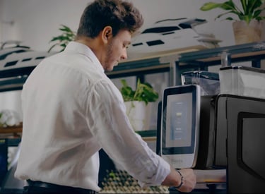 un homme se servant un café sur un distributeur