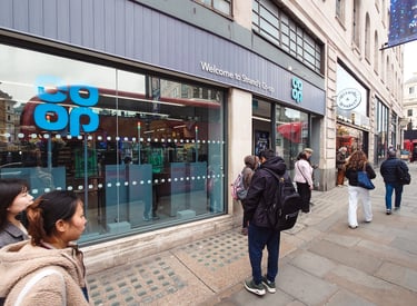 loja Co-op na avenida Strand em Londres com pessoas caminhando pela calçada