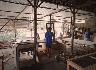 Tukang dari Atria Interior sedang melakukan produksi