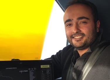 Portrait photo d’Alain Mitildjan, artiste dessinateur