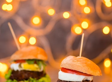 Hamburguesas y alitas gourmet servidas en evento por Las Perverchas”