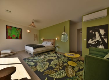 rénovation complète d'une chambre avec peinture couleur olive