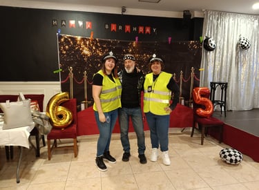 Decorado salón y personas disfrazadas en fiesta de jubilación