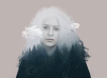 giovane donna attivista incorniciata in ambiente naturali bosco e nuvole c