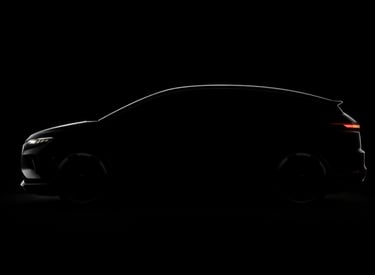 Teaser do novo Audi A2 elétrico 2027 mostrando silhueta do carro com iluminação discreta