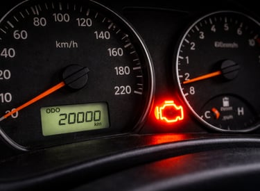 Painel de carro com quilometragem baixa de 20.000 km e luz de alerta do motor acesa
