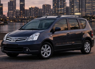 carro grande e barato nissan livina azul minivan espaçosa em ambiente urbano