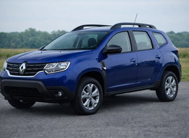carro grande e barato renault duster azul escuro suv em estrada aberta