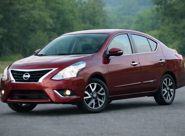 carro grande e barato sedan azul escuro moderno espaçoso na estrada