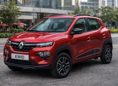 carro pequeno Renault Kwid vermelho em cenário urbano