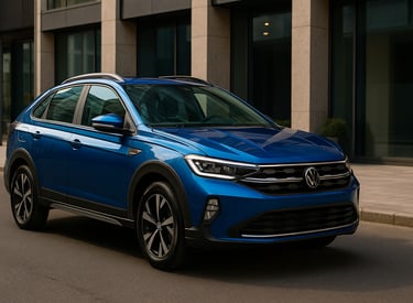 Volkswagen Nivus Highline azul metálico estacionado em cenário urbano moderno sob luz natural.