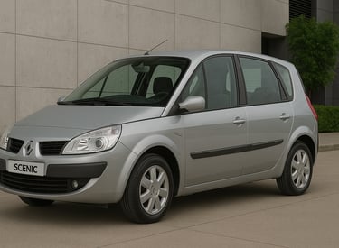 Renault Scénic prata visto de lado em ambiente externo, estacionado próximo a prédio moderno.