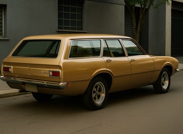 Ford Maverick Station Wagon dourada dos anos 1970 vista em ângulo traseiro