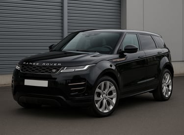 Range Rover Evoque preto estacionado em área urbana, visto em ângulo três quartos, destacando design