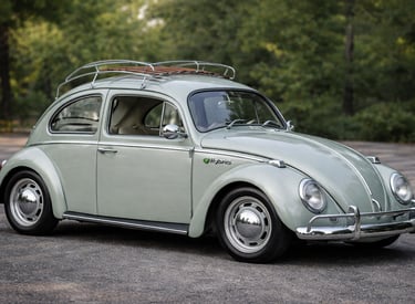 Transformar carro a combustão em elétrico: Fusca clássico híbrido visto de lado