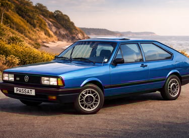 Volkswagen Passat duas portas clássico em nova cor azul metálica com fundo litorâneo ao entardecer