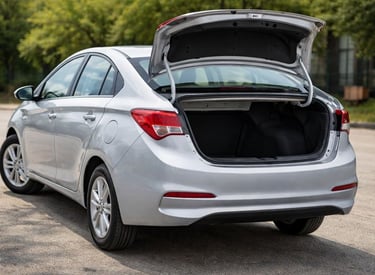 hb20s estacionado com o porta malas aberto