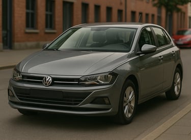 Volkswagen Polo cinza metálico atual estacionado em rua urbana, visto de frente e lateral.