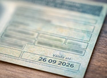 Prazo da CNH em 2026 destacado em close na data de validade da carteira de habilitação