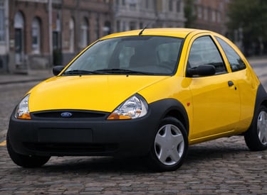 Ford Ka amarelo, modelo clássico entre carros da Ford antigos.