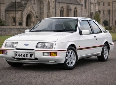 Ford Sierra clássico branco, destaque entre carros antigos da Ford.