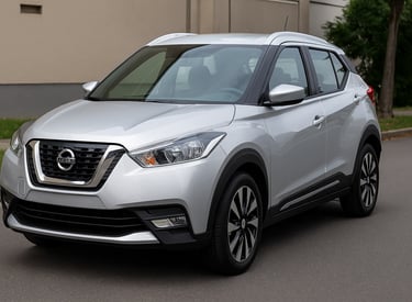 Nissan Kicks 1.6 cinza metálico estacionado em área urbana, ângulo 3/4 destacando design robusto.