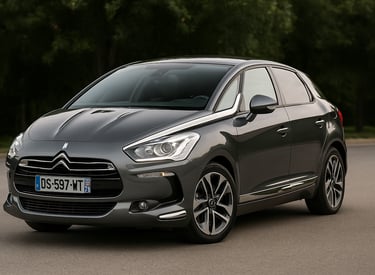 Citroën DS5 preto metálico em ambiente urbano, visto em ângulo 3/4 frontal com design sofisticado e 