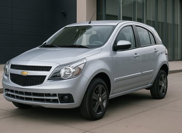 Chevrolet Agile prata visto de frente e lateral em ambiente urbano moderno