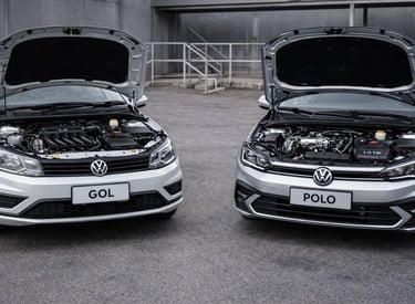 Comparação entre Volkswagen Gol 1.6 aspirado e Polo 1.0 turbo com capôs abertos e motores visíveis