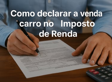 Mesa de escritório com documentos, calculadora, notebook e chave de carro usados para declarar venda