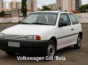 Volkswagen Gol Bola 1994 branco em pátio urbano, carro inteiro em destaque, ângulo 3/4 dianteiro