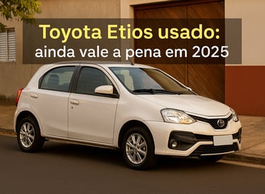Toyota Etios branco estacionado em rua residencial ao entardecer, com casas simples ao fundo e foco 