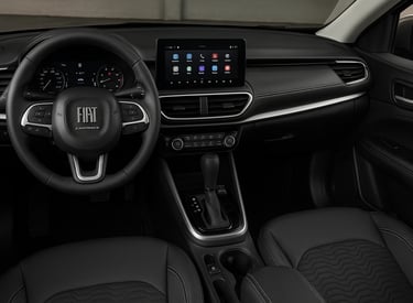 Painel interno do Fiat Fastback com foco na central multimídia, volante e acabamento dos bancos.