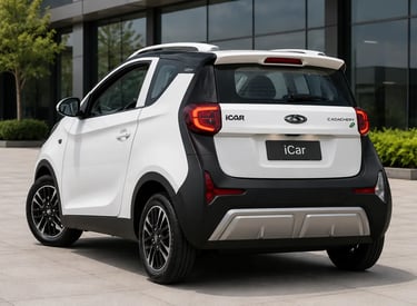 Traseira do Chery iCar branco estacionado em frente a um showroom moderno