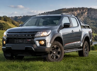 Chevrolet S10 Z71 2023 em área verde com montanhas ao fundo