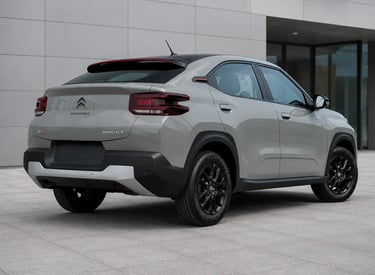 Traseira do Citroën Basalt Dark Edition em showroom externo