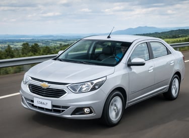 Cobalt Elite 2017 automático prata rodando na estrada com destaque para espaço e conforto