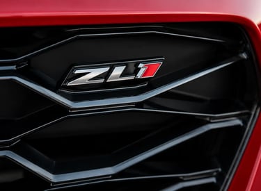 Detalhe do emblema ZL1 na grade frontal de Camaro esportivo de alta performance