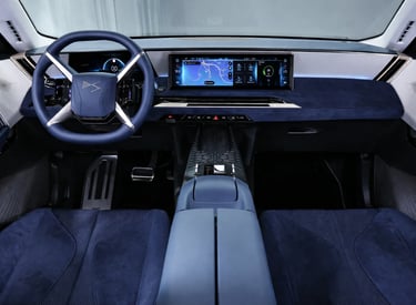 Interior do DS No7 com design futurista, painel digital e acabamento de alto nível